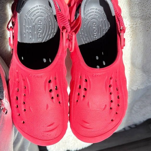 CROCS Men  Vibrant Red Water Shoes - Picture 12 of 12